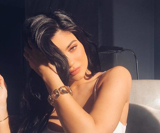 Цифра дня: наращенные волосы Кайли Дженнер стоят полмиллиона рублей!