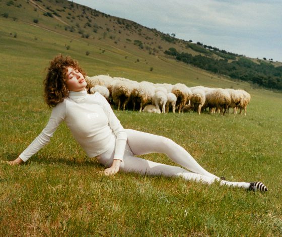 Новый Vetements? Грузинские долины и белые колготки в съемке нового питерского бренда