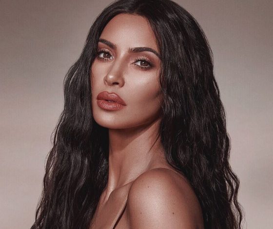 Ким Кардашьян на встрече с другом. И снова в любимых брюках!