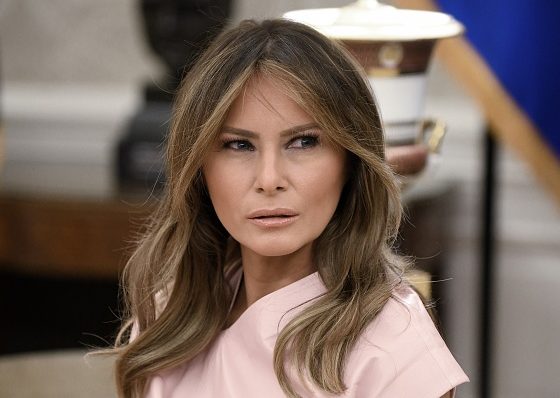 Первая леди! Мелания Трамп сажает дерево в юбке за 4000 тысячи долларов