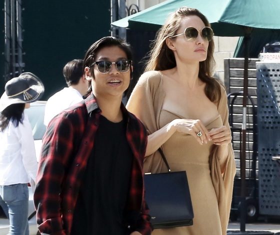 Анджелина Джоли на ужине с детьми в Лос-Анджелесе. Неожиданный наряд!