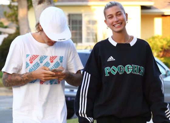 Джастин Бибер и Хейли Болдуин гуляют в Лос-Анджелесе. Модель в толстовке «Россия»!