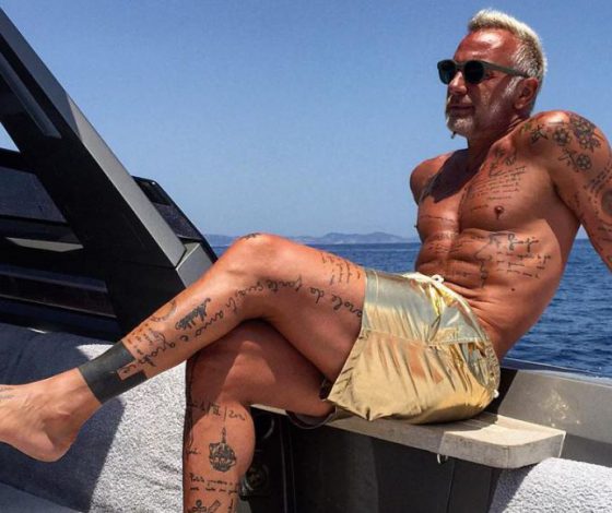 Видео дня: Джанлука Вакки танцует на каблуках и в женском купальнике