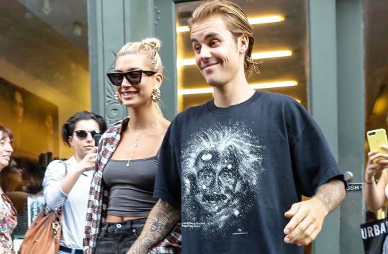 Джастин Бибер подстригся. Конечно, под присмотром Хейли Болдуин