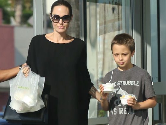 Все время с детьми! Анджелина Джоли гуляет с сыном в Лос-Анджелесе