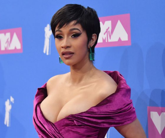 Не угадаешь! Кто флиртует с Карди Би в Instagram?