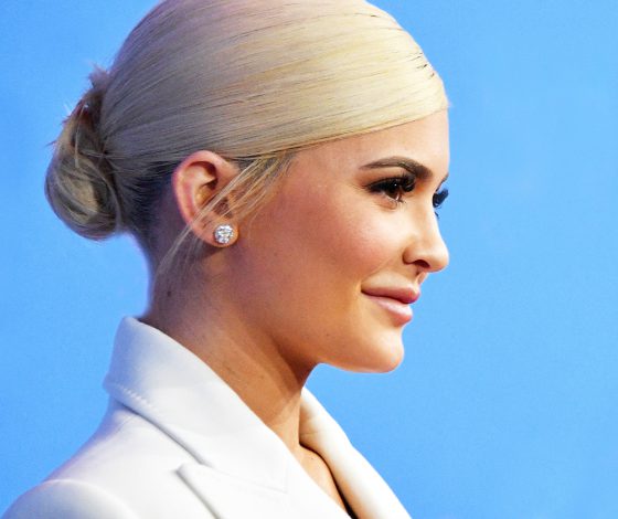 Цифра дня: сколько стоят серьги Кайли Дженнер, в которых она была на MTV VMA?