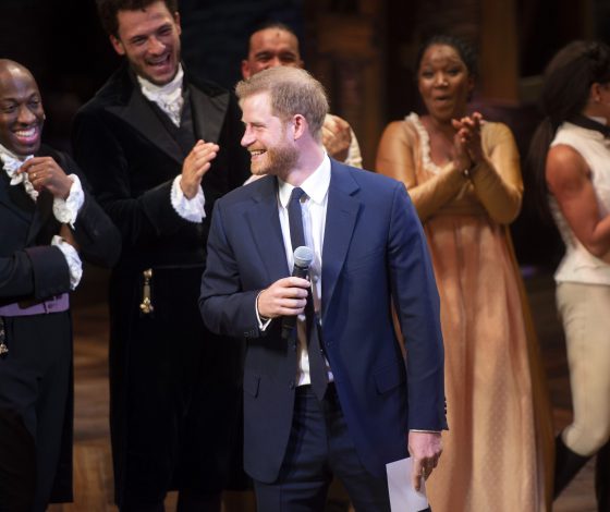 Видео дня: принц Гарри подпевает артистам мюзикла