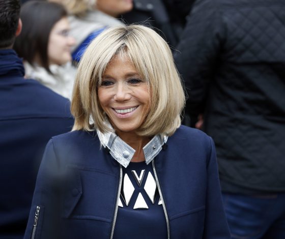 Фото дня: Брижит Макрон в микрошортах и на велосипеде