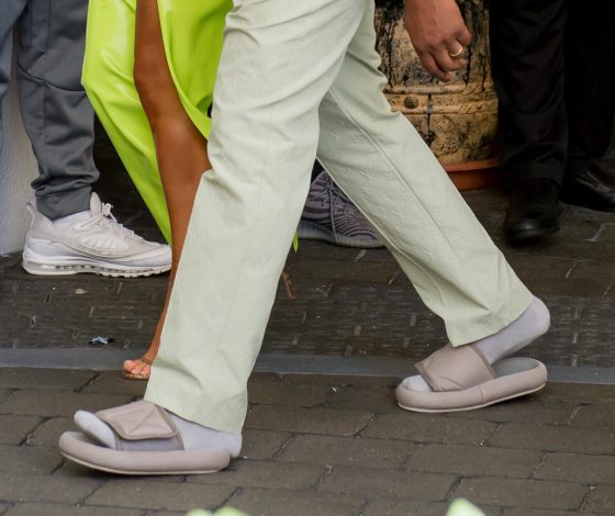 Сколько стоят шлепанцы Канье Уэста, в которых он пришел на свадьбу?