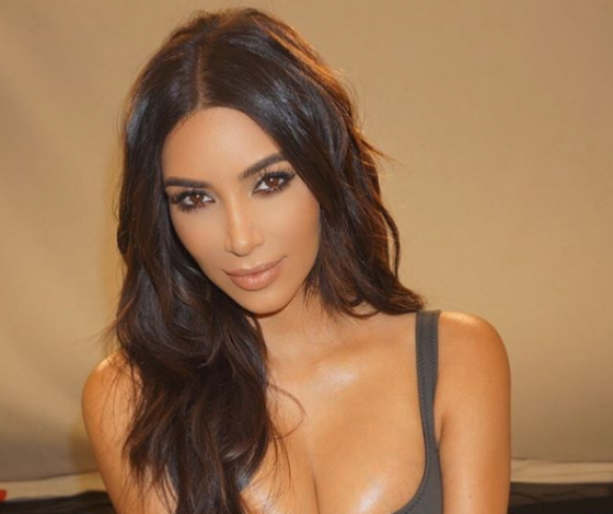 Найди 5 отличий: модель plus size повторила все голые фото Ким Кардашьян