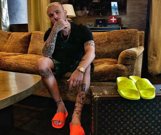 Сколько стоит: неоновые шлепанцы Louis Vuitton Егора Крида