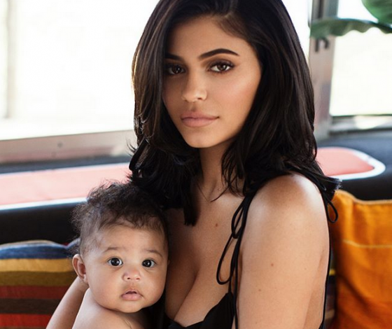 Фото дня: Кайли Дженнер и ее дочка в одинаковых купальниках!