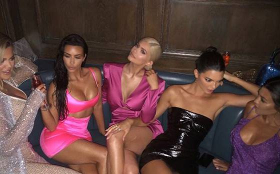 Как сестры Кардашьян проводят выходные? Спойлер: очень горячо!