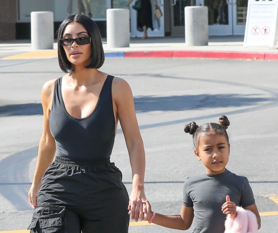Очень худая Ким Кардашьян на прогулке с дочкой Норт