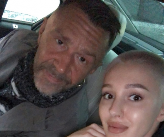 Ну вот: Сергей Шнуров целуется с моделью