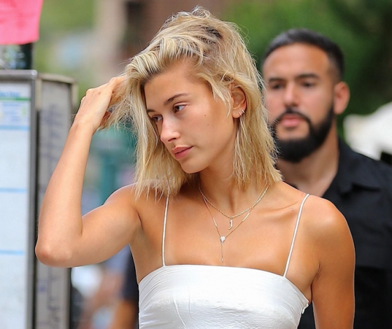 Хейли Болдуин (одна!) в total white в Нью-Йорке!