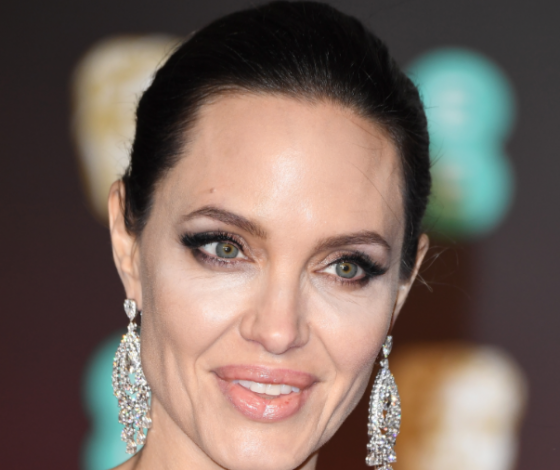 С ней все хорошо: Анджелина Джоли на прогулке с детьми