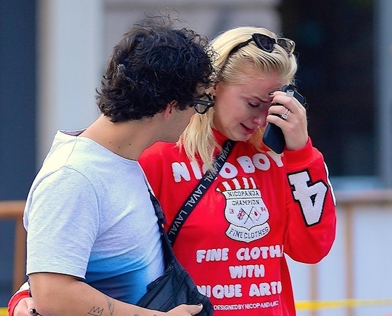 Не от счастья: почему плакала невеста Джо Джонаса Софи Тёрнер в его день рождения?