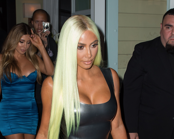 Ким Кардашьян снова в латексе. И с зелеными волосами!