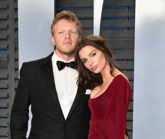 Эмили Ратаковски выложила новое фото с мужем: собрали все совместные снимки