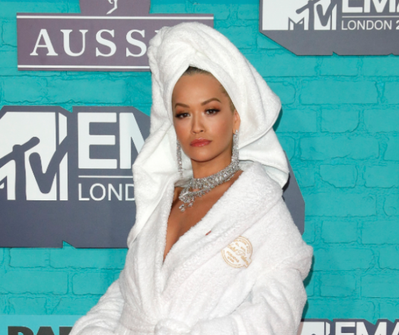 Как носить халат и выглядеть при этом горячо? Показывают Рита Ора, Блейк Лайвли и другие звезды