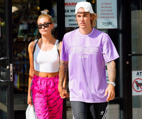 Сколько стоят брюки Хейли Болдуин, в которых она валяется с Бибером на траве?