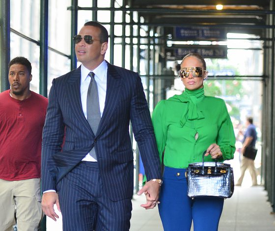 Дженнифер Лопес и Алекс Родригес вернулись в Нью-Йорк. Новый выход певицы в ужасных очках