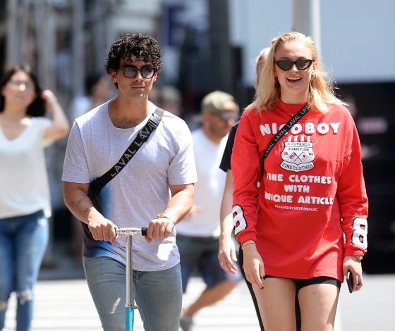 Тут такое дело: Софи Тёрнер и Джо Джонас стащили у папарацци самокат