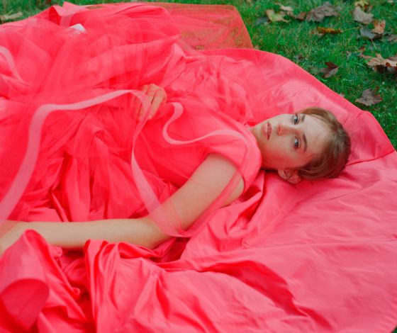 Любимый модельер Рианны и Кендалл Дженнер представил новую коллекцию платьев. Какой она получилась?