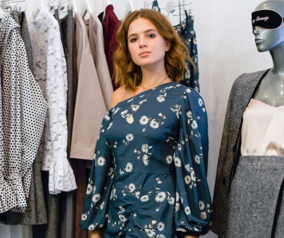 Александра Маниович представила свою первую коллекцию одежды. Тебе понравится!