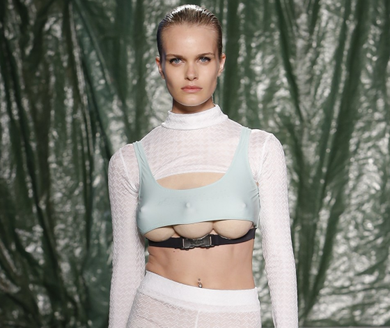 Она такая не одна! Собрали всех женщин с третьей грудью в истории