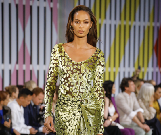 Джоан Смолс, фуксия и логомания на показе Escada