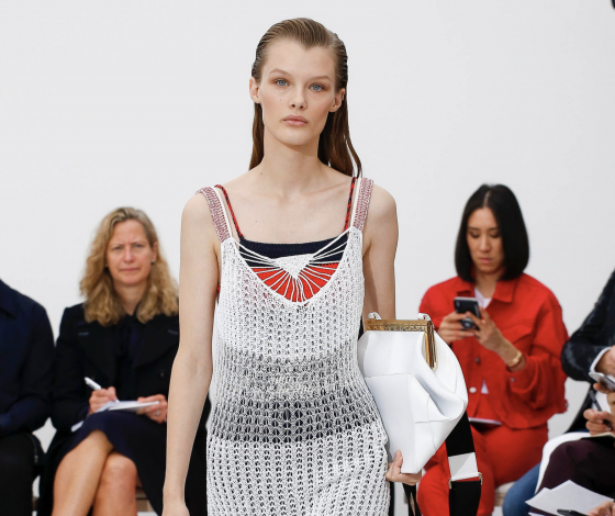 Смотри весь показ Victoria Beckham здесь!