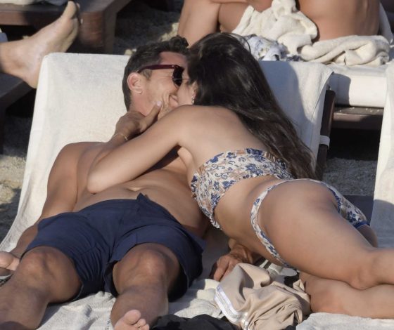 Ну очень горячий отдых! Джеймс Франко на пляже с девушкой