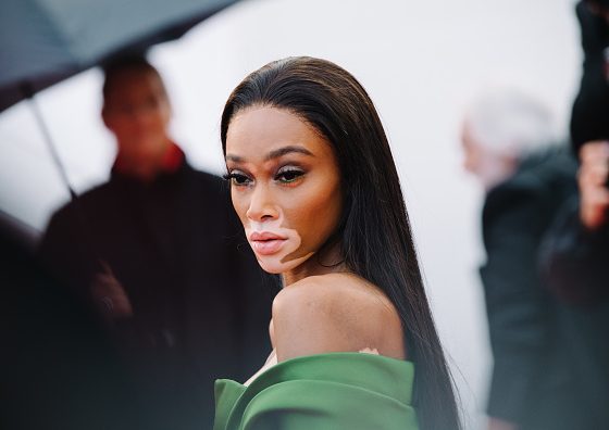 Любимые средства Винни Харлоу для гладкой кожи, длинных ресниц и идеальных локонов