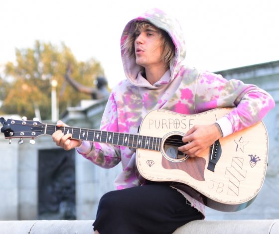 Очень романтично: Джастин Бибер поет серенаду Хейли Болдуин в центре Лондона