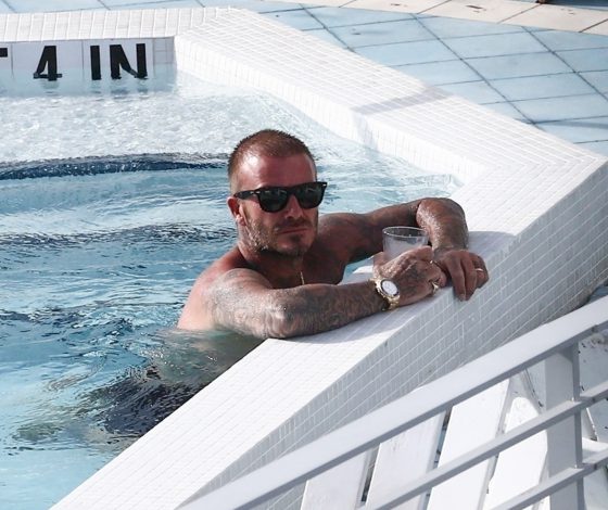 Дэвид Бекхэм отдыхает у бассейна в Майами. И Виктории рядом нет