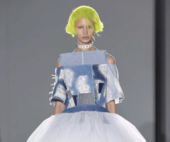 Неоновые волосы и адские платья из денима на показе Junya Watanabe