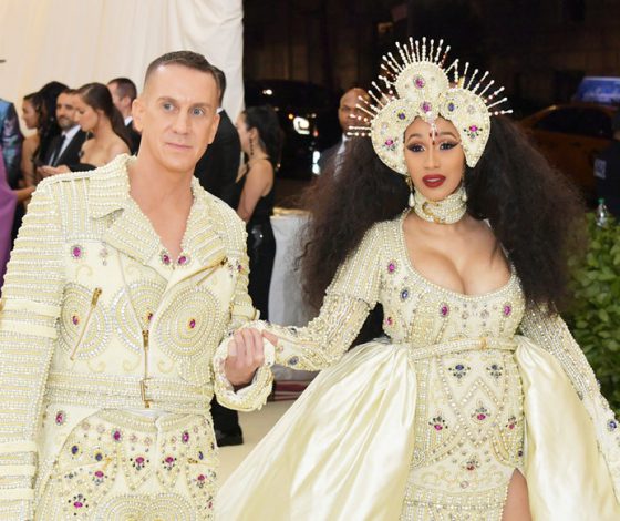 Скоро на Карди Би: неоновый комбинезон-сапоги из латекса от Jeremy Scott