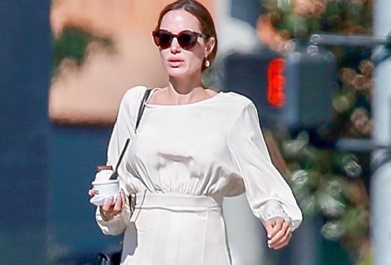 На этот раз в белом: Анджелина Джоли на прогулке с сыном