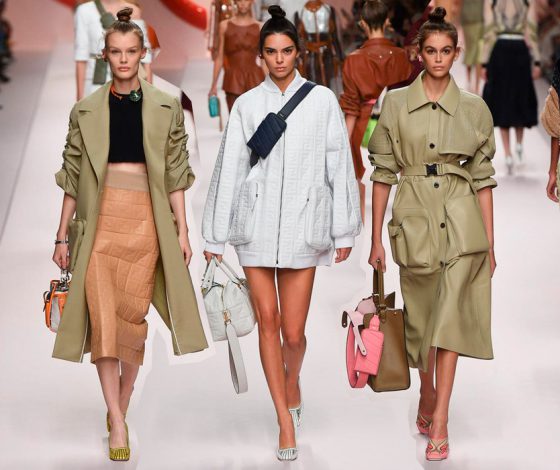 Кендалл Дженнер, Крис Грикайте и Кайя Гербер на подиуме. Смотри показ Fendi!