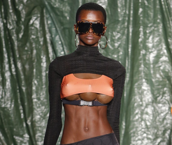 Шоу дня: модель с третьей грудью на показе GCDS