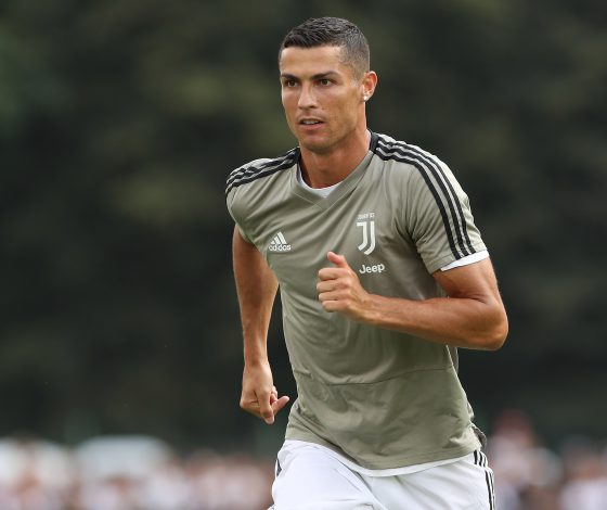 Замена на подходе! Криштиану Роналду учит детей играть в футбол