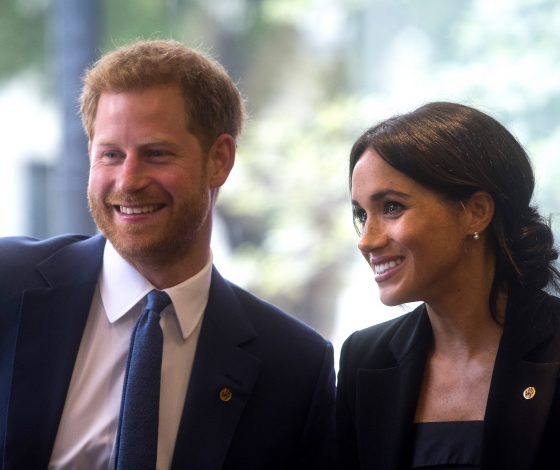 Королевское селфи! Как фанатки урвали фото с принцем Гарри и Меган Маркл