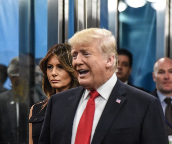 Мелания похвасталась новым платьем, а над Дональдом Трампом опять смеются