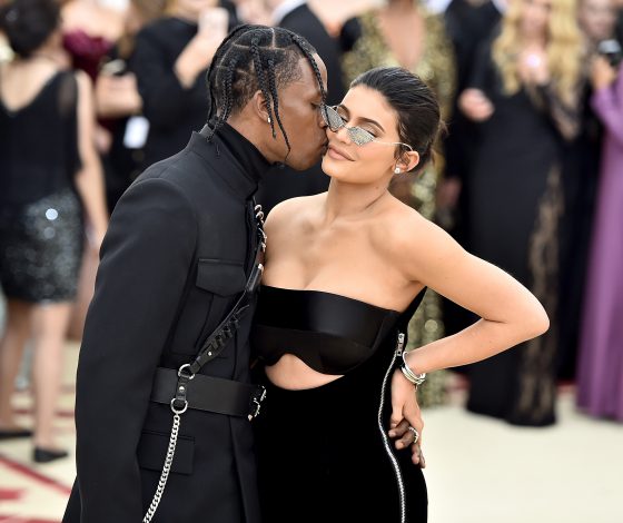 Предложения не было, а кольцо есть. Почему фанаты Кайли уверены, что они с Трэвисом помолвлены?