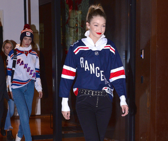 Как носить фанатскую одежду? Учимся у звезд!