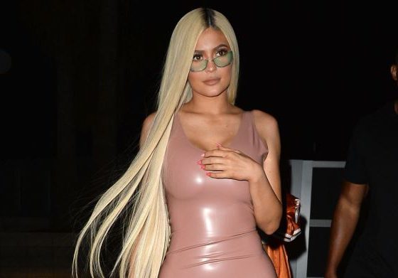 Кайли Дженнер и Ким Кардашьян в латексе. Голосуй, кому идет больше!