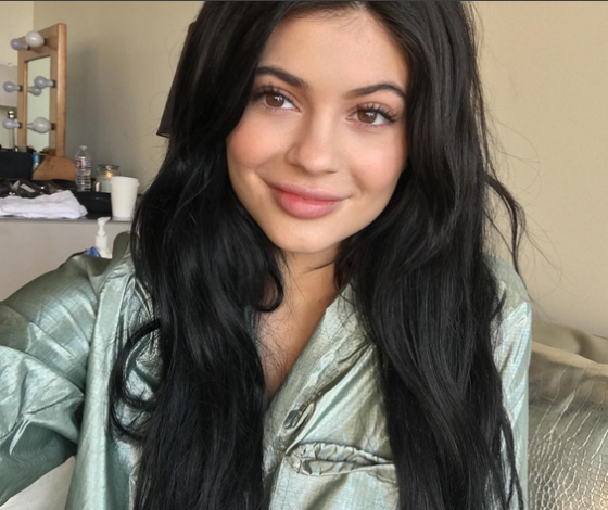 Да, мы снова о неоне! Сколько стоят сапоги Кайли Дженнер?